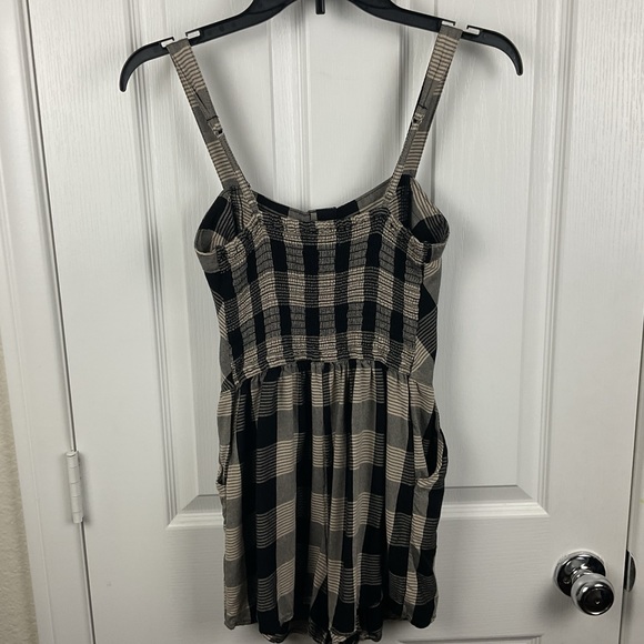 Pre-Owned Hollister Women’s Light Weight Tan & Black Checkered Romper, Size S - Picture 4 of 13